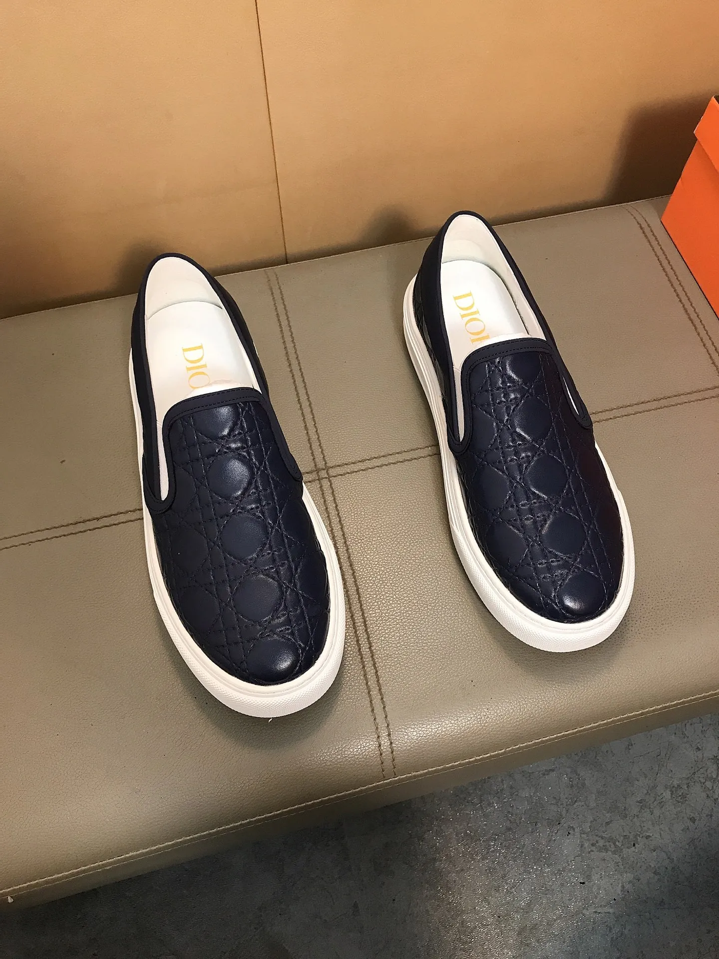 Factory price 400 🔥🔥 (Dior) new men's casual sports shoes 👣 Full of charm, luxury style gentleman's shoes Upper: Made of embossed cowhide imported from Italy, breathable leather lining. Brand wear-resistant soles; with classic logo💋The whole pair of shoes is fashionable and casual without losing high-end style🎈🎈Size: 39-44 (45.46 can be customized)